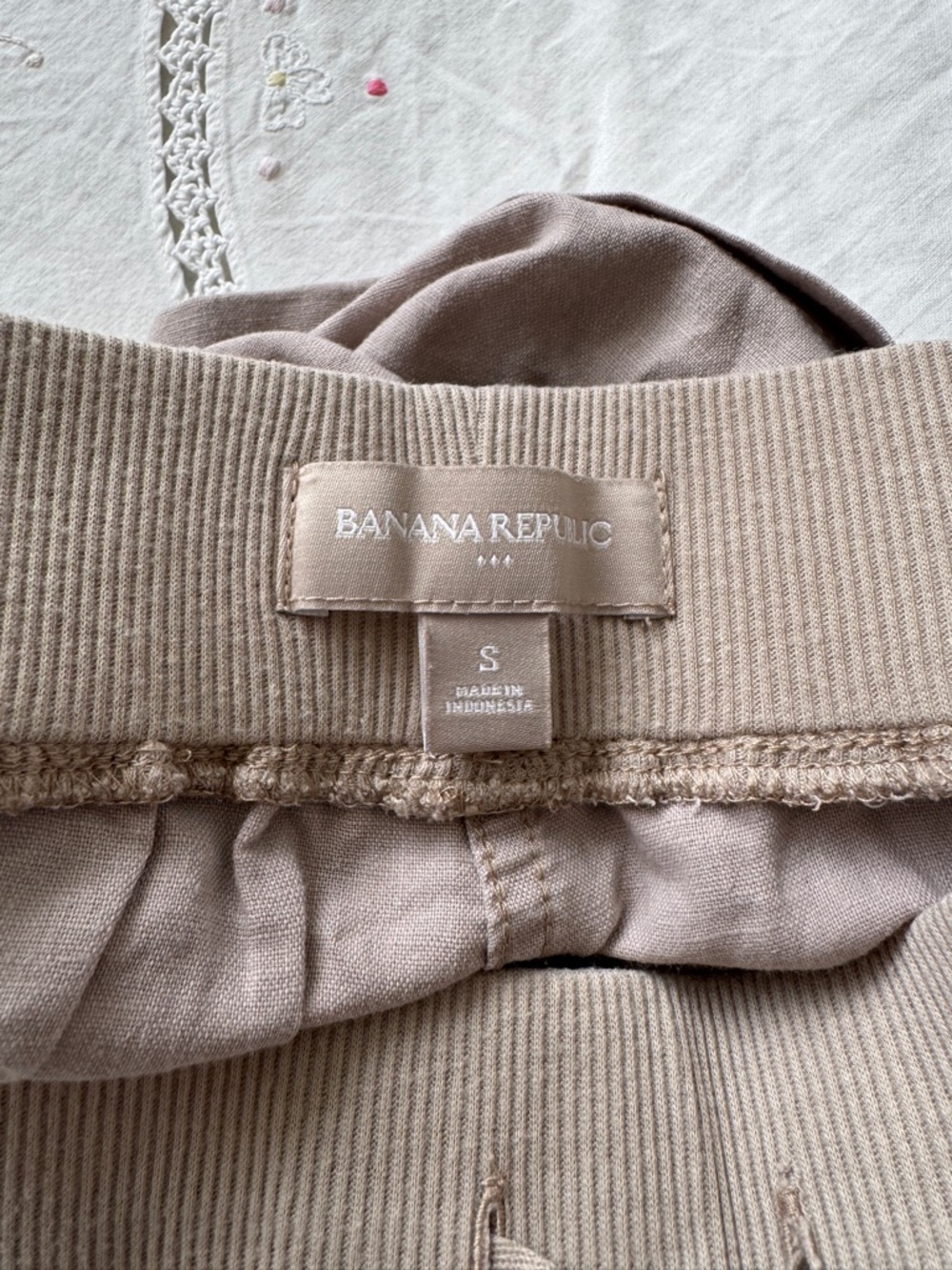 Banana Republic Taupe Beige Elastic-Waist Cargo Shorts - Picture 5 of 5